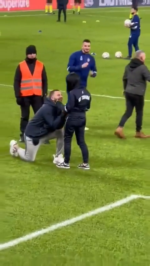 He faked the injury to propose to his girlfriend 😂🙌 (via Klaudhajdari/TT)