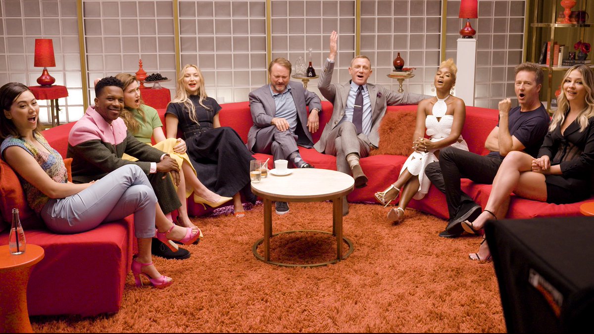 The cast of Glass Onion sat down to answer fan questions together and their chemistry is spectacular no matter how you slice it. 🧅