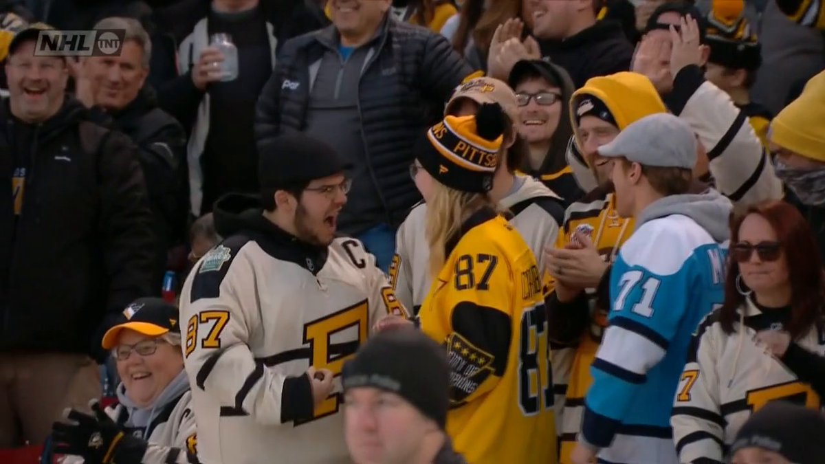 Heads up! Foul puck down the third baseline. ๐๐โโ๏ธ #WinterClassic ๐บ๐ธ: NHLonTNT โก๏ธ #NHLonTNT ๐จ๐ฆ: Sportsnet โก๏ธ #NHLonSN