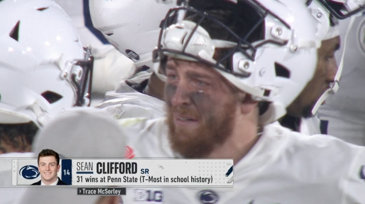 This is awesome 👏 Sean Clifford leaving the field for the final time as Penn State's QB 🌹 Sean Clifford
