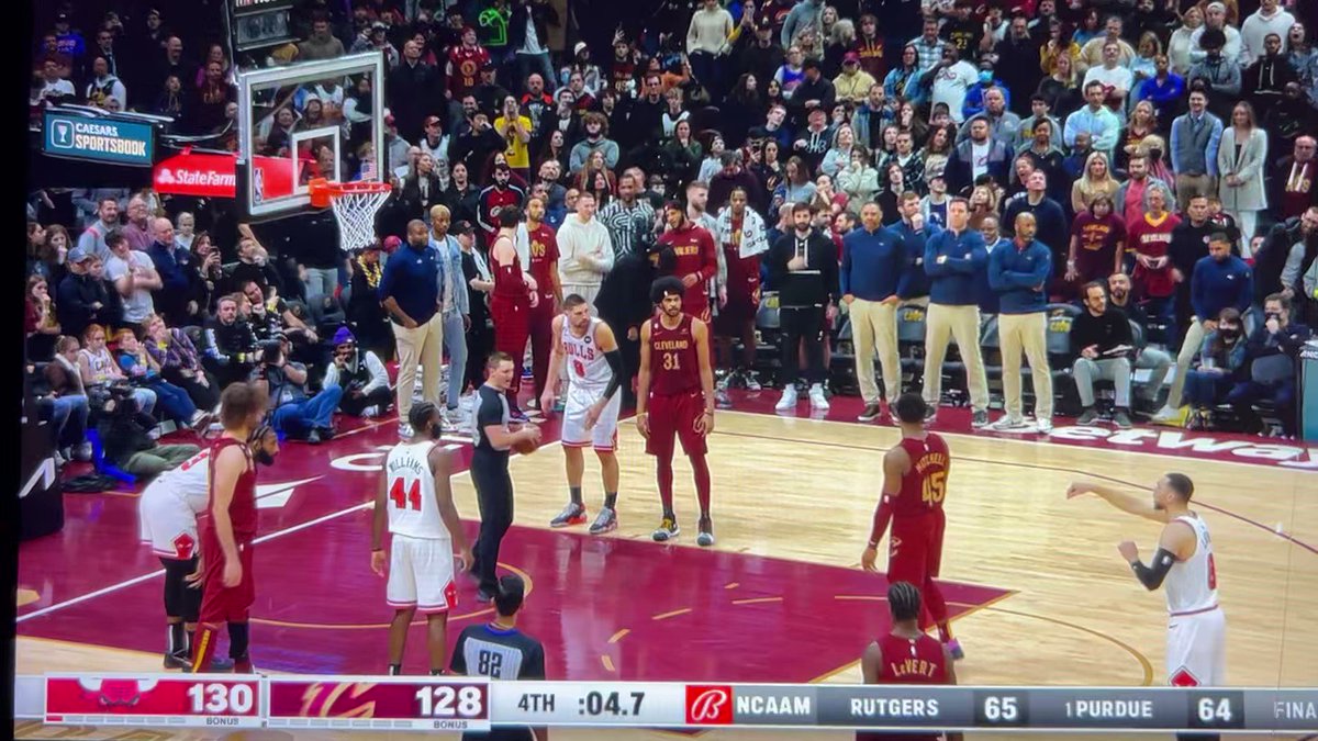 Holy shit. Donovan Mitchell (58) breaks LeBron James’ Cleveland Cavaliers franchise-high for points in a single game to tie it with 4 seconds left.