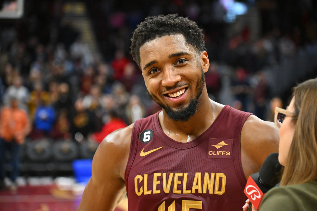 No tiene ningรบn sentido lo que ha hecho Donovan Mitchell esta noche. 71 puntos 8 rebotes 11 asistencias 64% tiros de campo 7 triples Mandando el partido a la prรณrroga con una canasta imposible. De dibujos animados. Histรณrico.