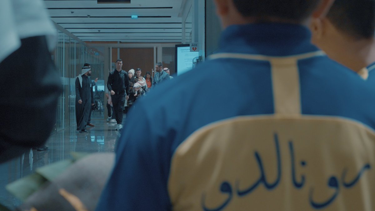 اللحظات الأولى لوصول اللاعـب الأفضل في #العالم 🌏🤩 نجـم #النصر كريستيانـو رونـالـدو في الريـاض 💛 #HalaRonaldo 💛