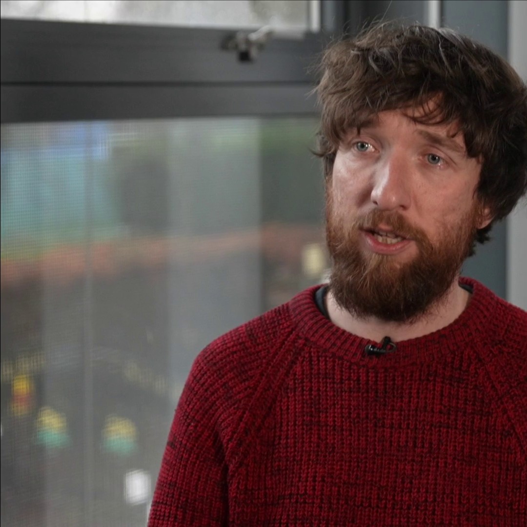 Mab Aled Glynne Davies yn apelio'n daer am unrhyw wybodaeth, wedi ei ddiflaniad nos Galan.