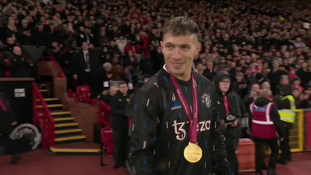 Old Trafford y su homenaje a Lisandro Martínez, nuestro campeón del mundo. EMOCIONANTE. 👏🏼🥹