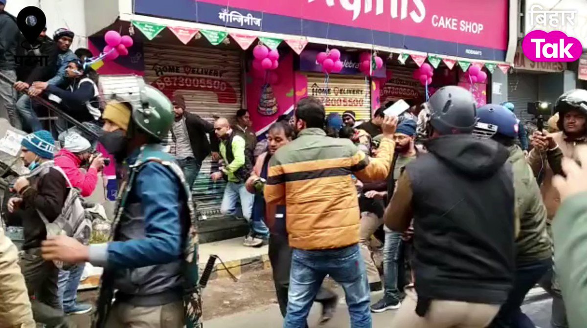 BSSC CGL-3 की सभी पालियों की परीक्षा रद्द कराने की मांग को लेकर राजधानी पटना में आंदोलन कर रहे परीक्षार्थियों पर पुलिस ने लाठीचार्ज किया। #BSSC #PaperLeak #BiharPolice