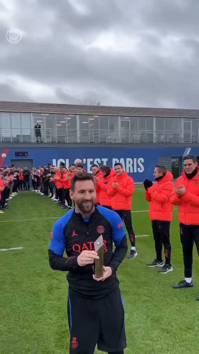 Messi's PSG teammates with the guard of honor 👏 (via Paris Saint-Germain)