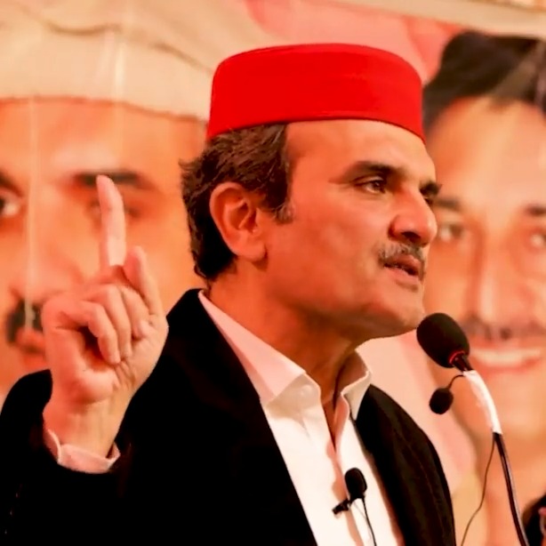 جب سوات امن معاہدہ ہورہا تھا تو امریکا کے ایک سینئر سفارتکار نے پہلے مجھ سے (بحیثیت وزیراعلیٰ پختونخوا) بات کی اور پھر ملی مشر اسفندیارولی خان سے ملاقات کی۔ عمران خان اگر امریکا کو مشر کا جواب سن لیتے تو انہیں لگ پتہ جاتا کہ امریکا کو 'ایبسلوٹلی ناٹ' مشر نے کس طرح کہا۔
