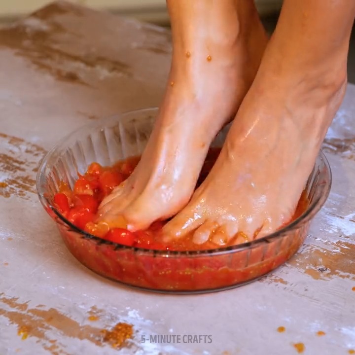 This girl chose a very strange way to cook a pizza! #kitchen #pizza #cooking