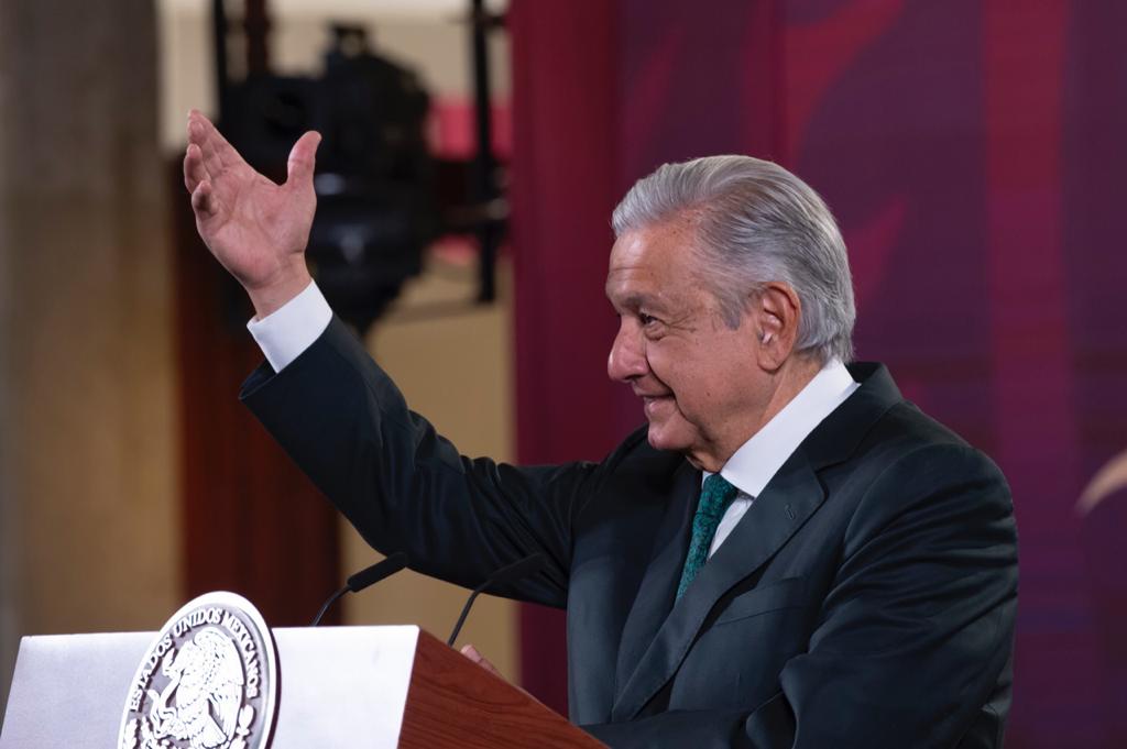 Al hablar de Guillermo Sheridan, el presidente Andrés Manuel expresó: “Los intelectuales orgánicos son muy pragmáticos y les gusta mucho el dinero; lo que les molesta es que ya no reciben dinero del gobierno, porque ya se habían acostumbrado”.