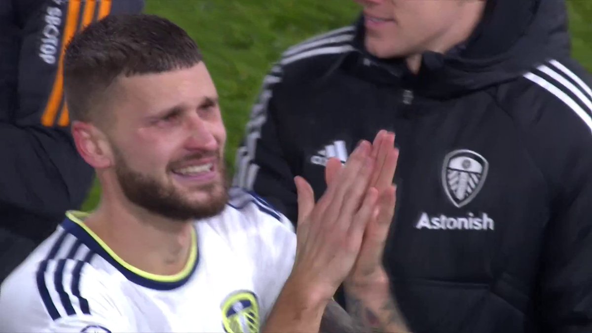 Leeds United players don Mateusz Klich t-shirts as they give the Pole a guard of honour following his final game at Elland Road 🤍🙌