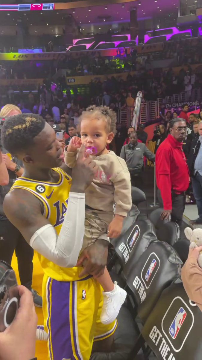 Dennis Schroder celebrating the dub with his fam ❤️