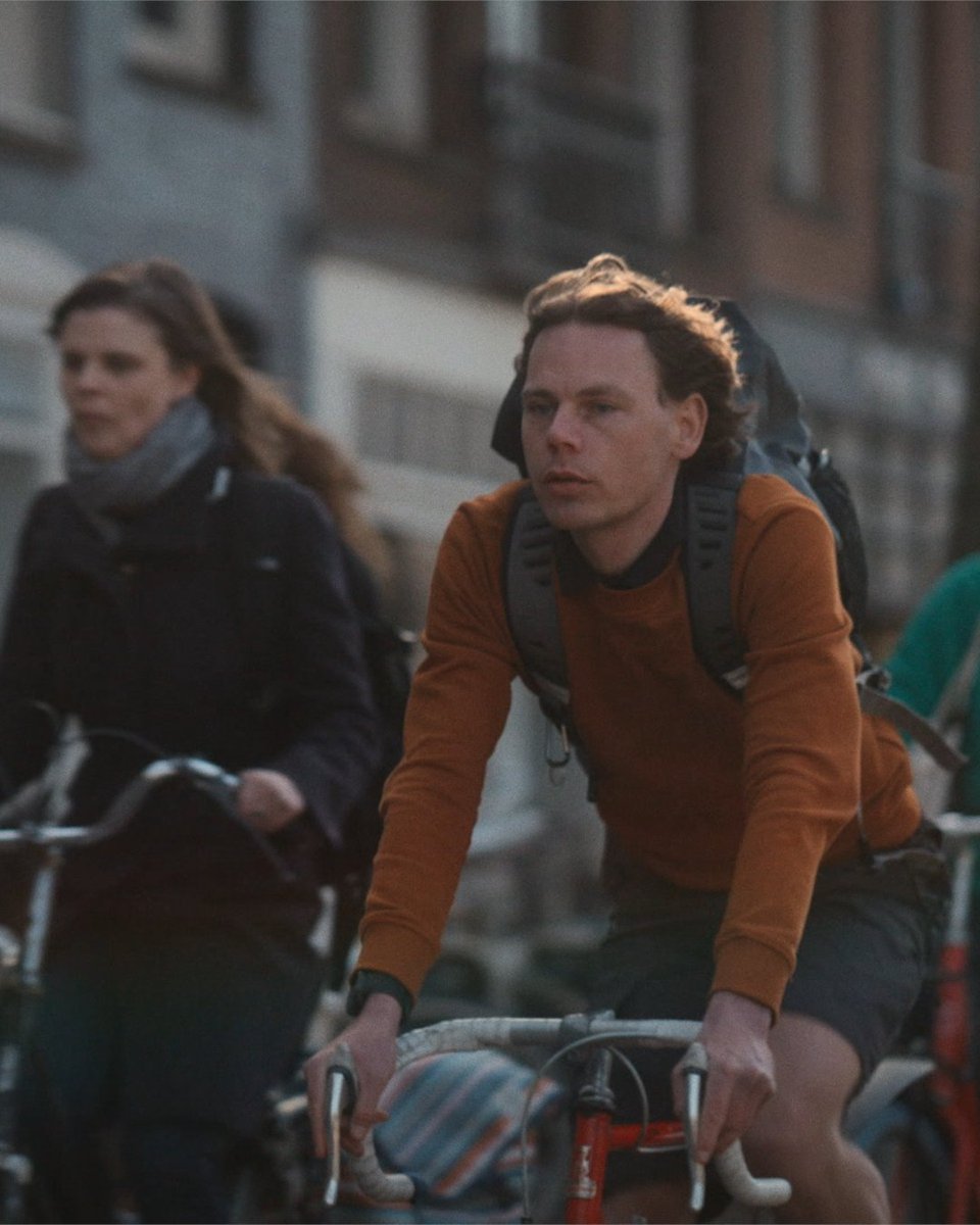 Fietskoerier Rolf is naar eigen zeggen vastgelopen. Hij vergelijkt zichzelf veel met anderen, die het altijd beter doen dan hij. Een extreme faalangst houdt hem tegen, dus blijft hij maar koerieren. Binge de docuserie 'Trappers'