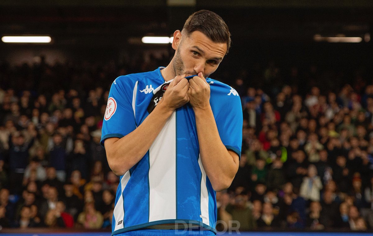 🤍 El amor por unos colores. 💙 La ilusión y la responsabilidad de representar al RC Deportivo, el club de tu ciudad. 😍 Esta historia merecía un nuevo capítulo. 🙌🏻 ¡¡𝗕𝗶𝗲𝗻𝘃𝗲𝗻𝗶𝗱𝗼 a #PrimeraFederación, Lucas Pérez!! #ElFútbolDePrimera