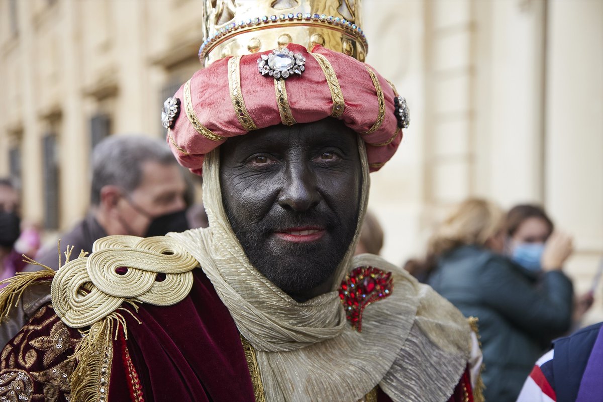 El 'blackface' sigue presente en las cabalgatas de reyes de Alcoy o Igualada, entre otros municipios de España. ¿Por qué es una práctica racista? Hablamos con Ana Bueriberi, de Afrocolectiva #StopBlackfaceInSpain Por Alfredo Langa H