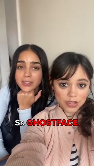 Sr. Ghostface, você teria coragem de machucar essas duas? 🥺 Ainda bem que não vamos demorar pra descobrir… #Pânico6 chega aos cinemas no dia 09 de março! 🔪