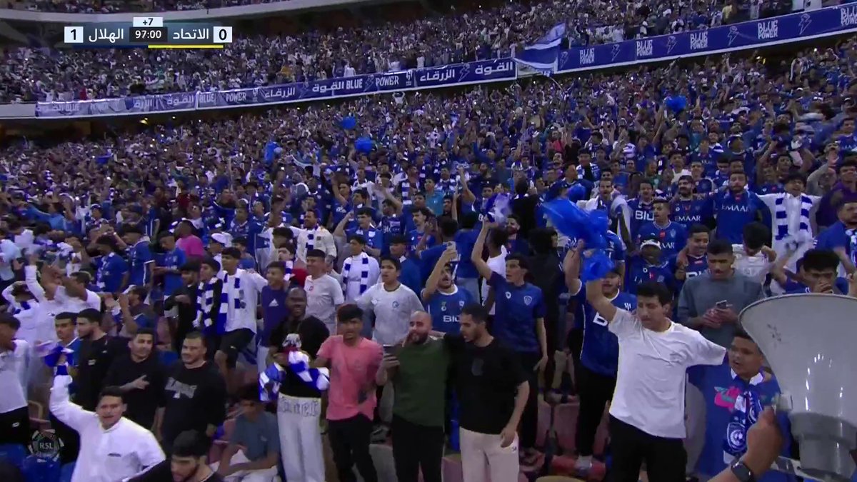 جماهير الهلال تشعل أجواء الكلاسيكو قبل نهايته 🔥🔵 #الاتحاد_الهلال⁩⁩ | ⁦#SSC