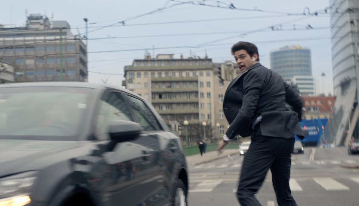 Doug Liman (The Bourne Identity, Mr. & Mrs. Smith, Edge of Tomorrow) knows his way around an action scene — especially if it involves a high-speed car chase! Watch Noah Centineo get behind the wheel in this clip from The Recruit (Episodes 1 and 2 directed by Doug Liman)