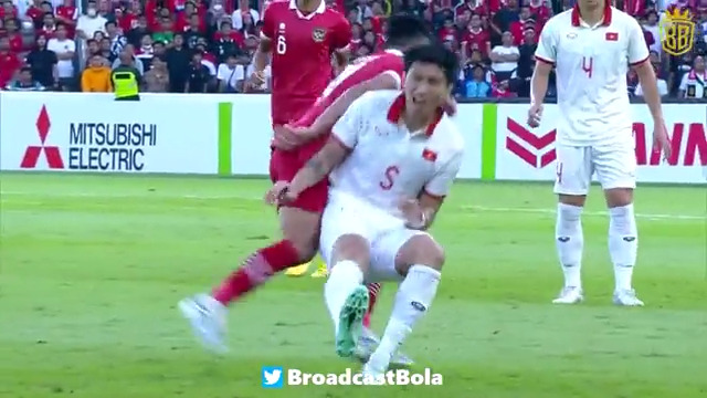 Pelanggaran begini tanpa kartu. Kalau di Liga 1 sih gak kaget, tapi ini AFF Cup..