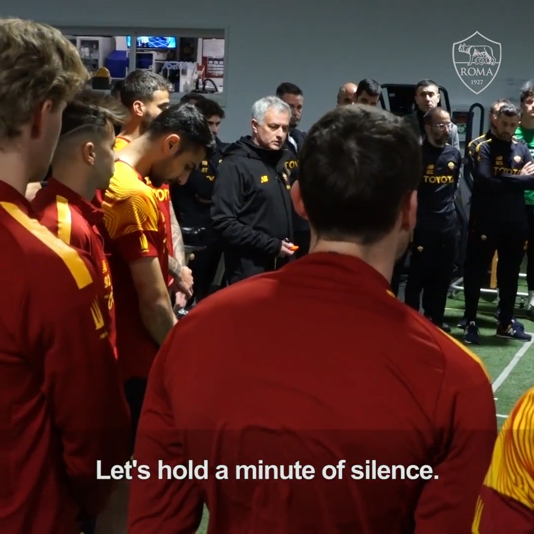 Prior to today's training session, Jose Mourinho, his coaching staff and players took a moment to pay tribute to the late Gianluca Vialli. 🕊️ #ASRoma