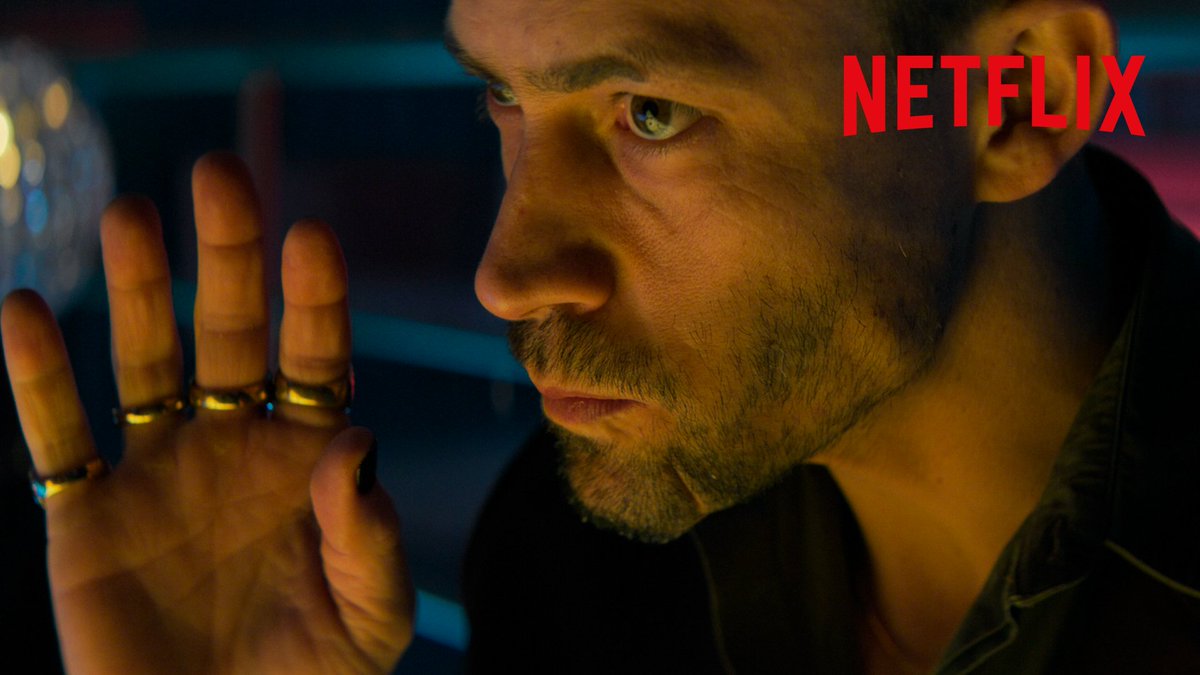 Romeo sabe que una gran venganza necesita un gran sicario. #SkyRojo3 llega el 13 de enero.