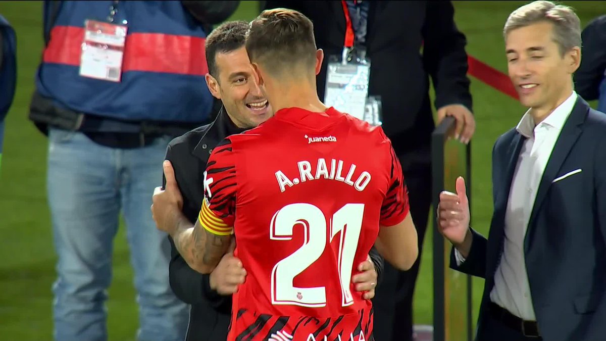 Mallorca homenajeó al DT campeón del Mundo.