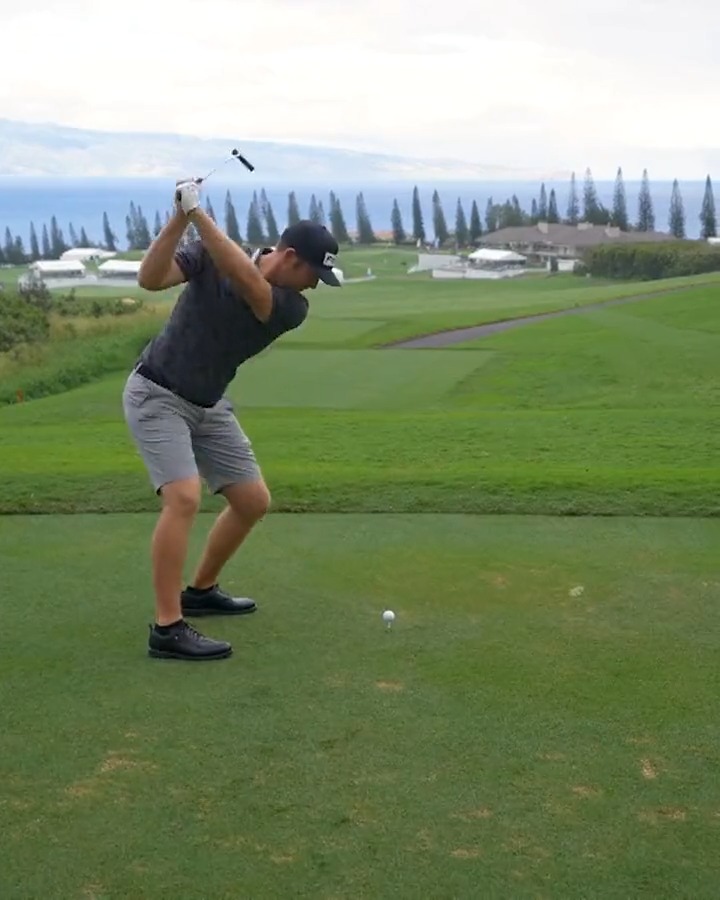 A 670-yard par 5 using only his putter 😲 @Power4Seamus takes on the one-club challenge at the iconic 18th hole @Sentry_TOC.