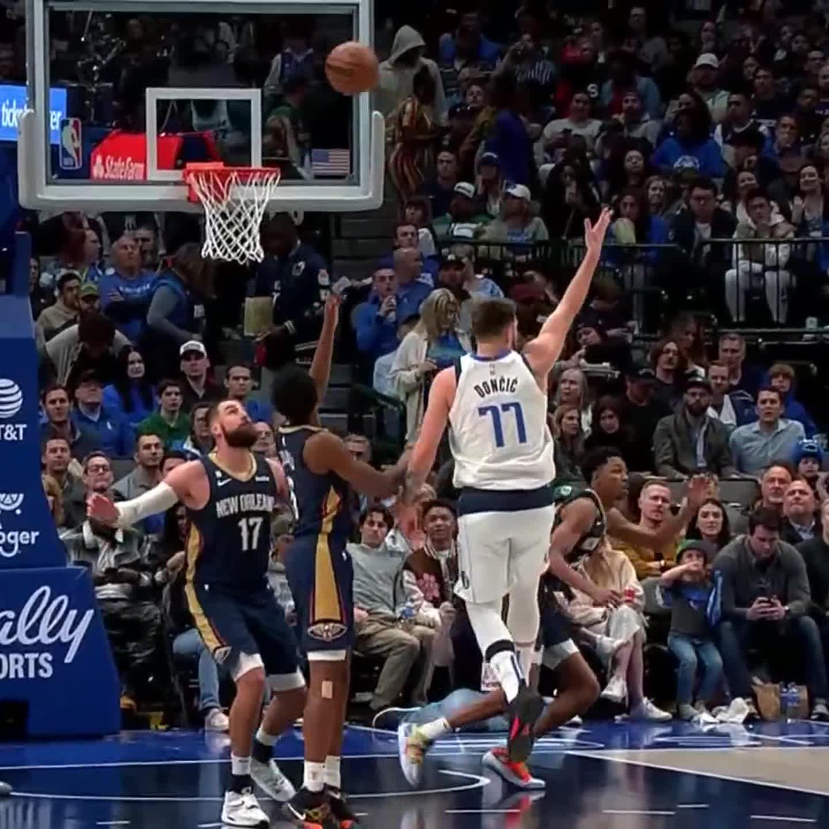 THIS NO-LOOK DIME FROM LUKA 😮
