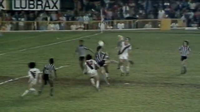 O Brasil perde um dos seus grandes ícones no futebol! Obrigado, Dinamite Relembre a trajetória do maior ídolo da história do Vasco!