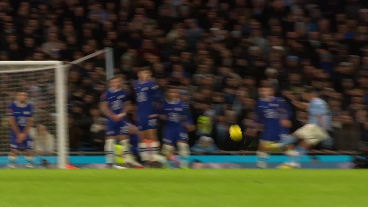 Riyad Mahrez 🇩🇿 sur coup franc pleine lucarne. 🤩🕸️ 🎥 Emirates FA Cup
