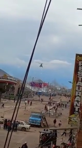 No es Rambo 1. No es la película de Pelotón. No es la guerra de Rusia y Ucrania. Tampoco es EEUU lanzando misiles la población de Afganistán e IRAK. No ISAREL masacrando a Palestina. Es !Perú¡. Un HELICOTERO lanzando BOMBAS a la población! #SOSPerú #Genocidio #Dictadura #DDHH