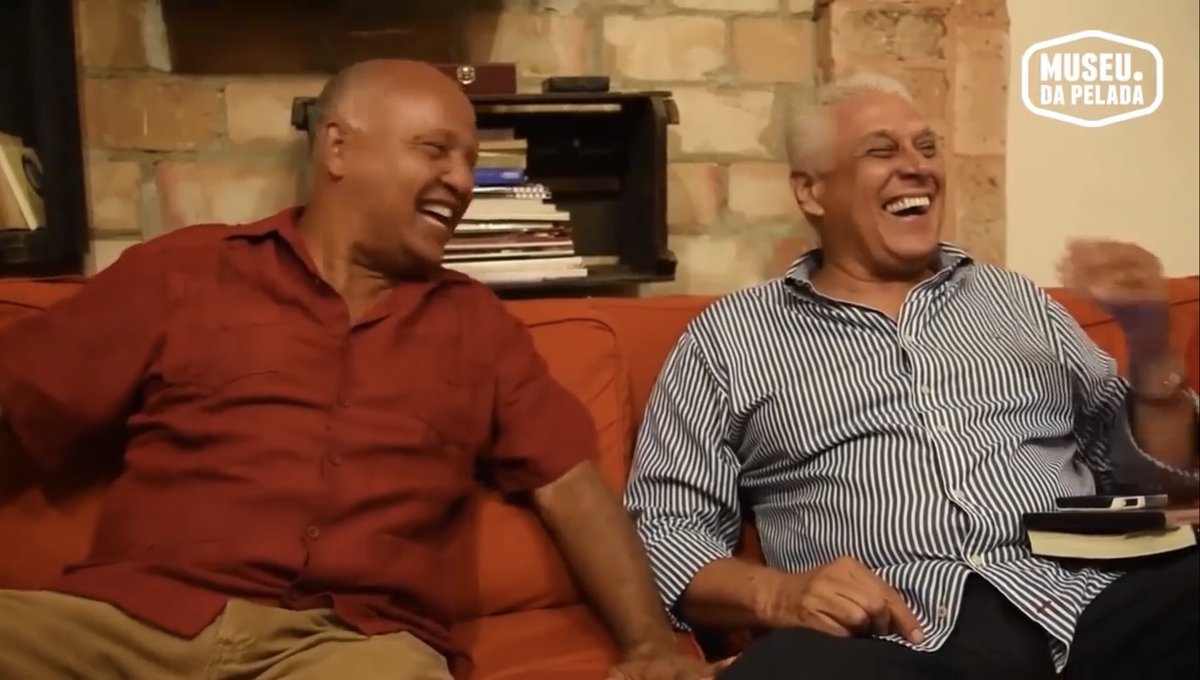 👑 O Rei celebra um gigante do futebol brasileiro. Descanse em paz, Roberto! 🧨 🎥 Youtube: Museu da Pelada