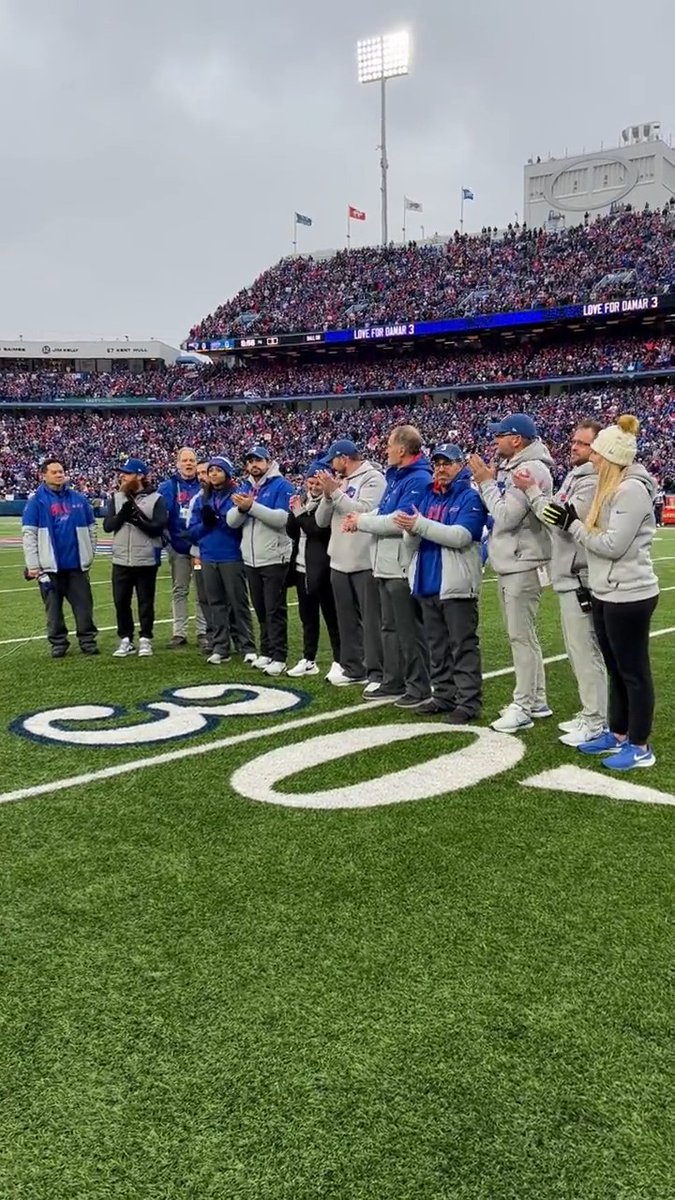The Buffalo Bills honored the medical and athletic training staff members who helped save 𝐃𝐚𝐦𝐚𝐫 𝐇𝐚𝐦𝐥𝐢𝐧's life. Heroes. 🙌