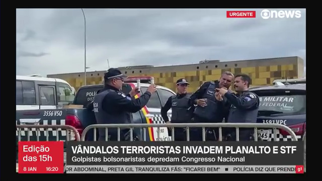 Policiais tiram fotos enquanto bolsonaristas radicais invadem o Congresso Nacional ➡ Assista na #GloboNews COM SINAL ABERTO -