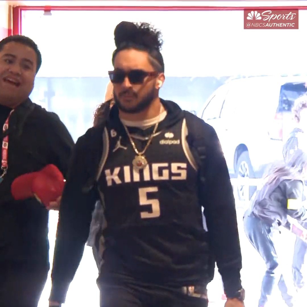 Talanoa Hufanga arrived in a De'Aaron Fox jersey 🦊