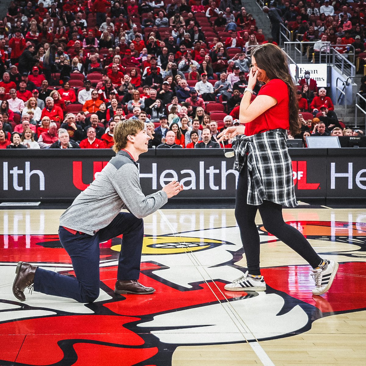 She thought they were participating in a fan game, but he had other plans... #GoCards x FlyLouisville (SDF)