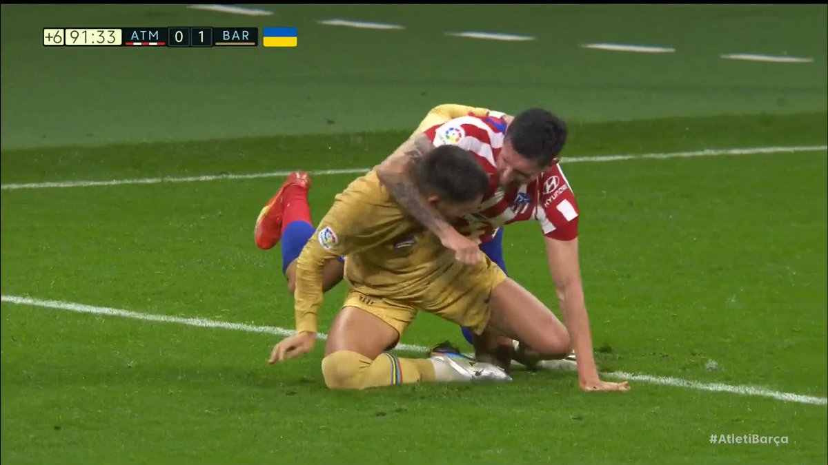 This is all a bit unnecessary... Stefan Savic and Ferran Torres were both sent off for this scuffle 👜 🎥 ITV Football #FCB | #Atleti | #AtletiBarca