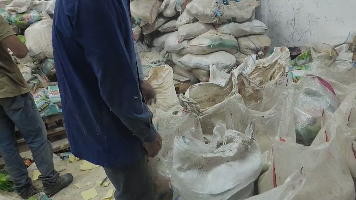 7. Gue berhasil masuk kedalam Gudang Penyimpanan Beras Bansos utk melihat kondisi beras milik warga DKI yg menurut info hanya di gudang ini aja sebanyak 1000 ton beras dalam bentuk paketan 5 kg, Ada tukang yg bekerja ditugasi melakukan Mission Impossible menyortir beras2 busuk