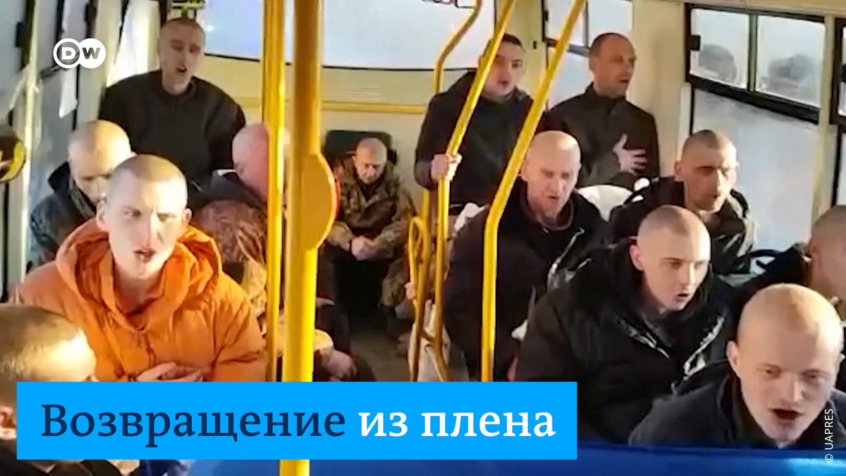 Освобожденные из плена украинские военные возвращаются домой и поют гимн Украины