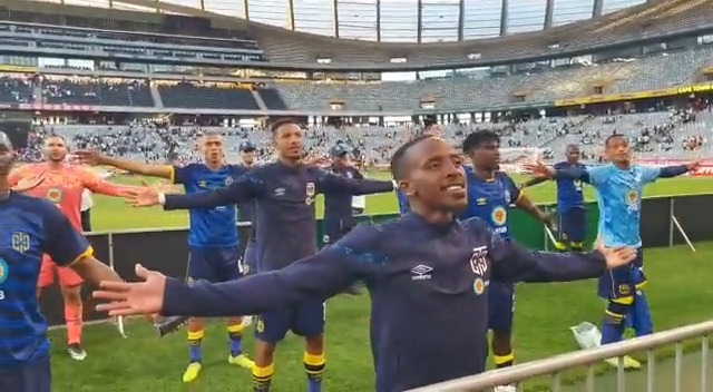 We're slowly getting into gear for a fantastic 2023. May you be as energised to tackle the year ahead like these Cape Town City FC supporters 💪🏾. Azishe🔥 #SupportCity #LoveFNB