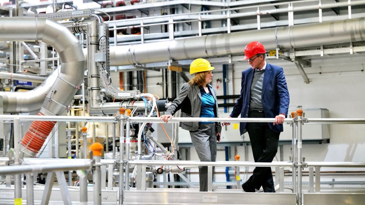„Deutschland könnte führend sein in der Fusionsforschung. Mit unseren europäischen Partnern sollten wir gemeinsam an der Spitze dieser technologischen Entwicklung stehen. Eine hochinteressante Technologie – vielleicht sogar zur Lösung unseres Energieproblems.“ (tm)