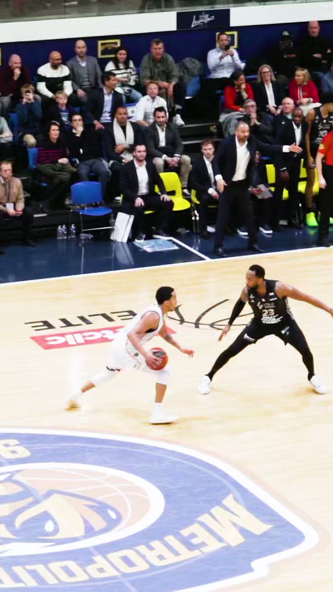 WEMBY CLAQUETTE POUR LA VICTOIRE 😱