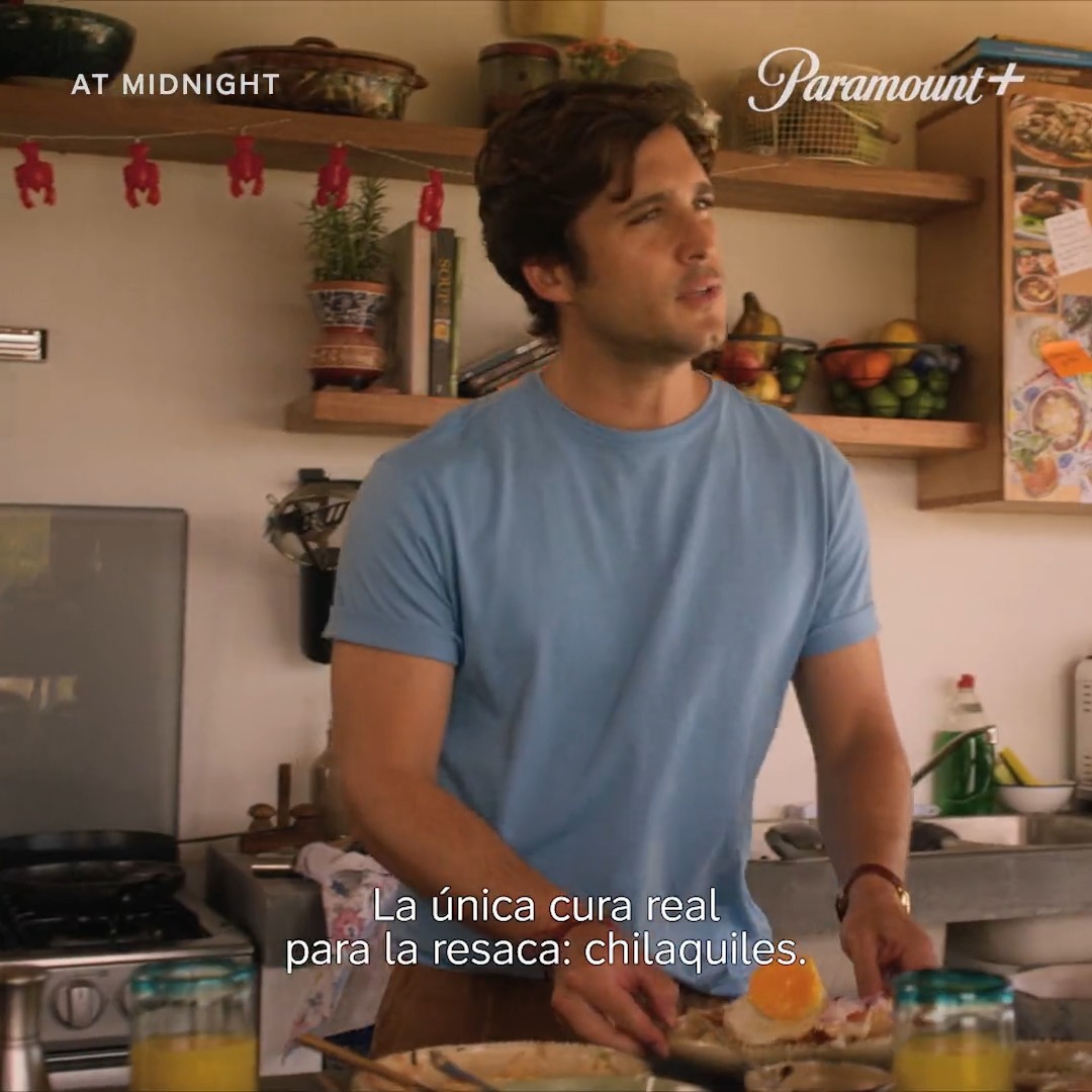 Alejandro (Diego Boneta) es el manager de un hotel. Sophie (Mónica Barbaro) es una estrella de cine. Sus mundos son totalmente opuestos pero...¿qué sucederá cuando el destino los una en México? #AtMidnight, 10 de febrero por #ParamountPlus