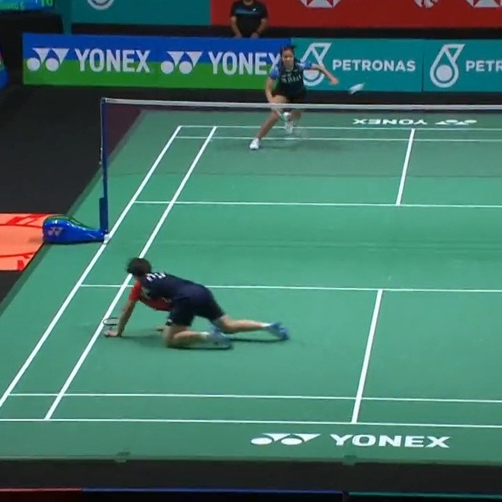 He Bing Jiao 🇨🇳 and Gregoria Mariska Tunjung 🇮🇩 open proceedings with this absolute stunner! Follow live action: HSBC Sport #BWFWorldTour #MalaysiaOpen2023