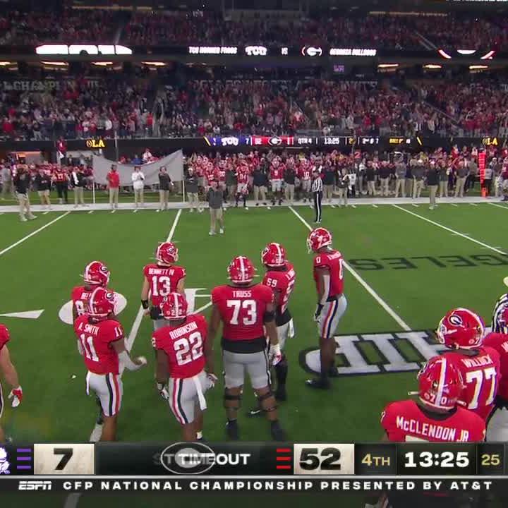 Stetson Bennett gets a standing ovation leaving the field 👏 #NationalChampionship