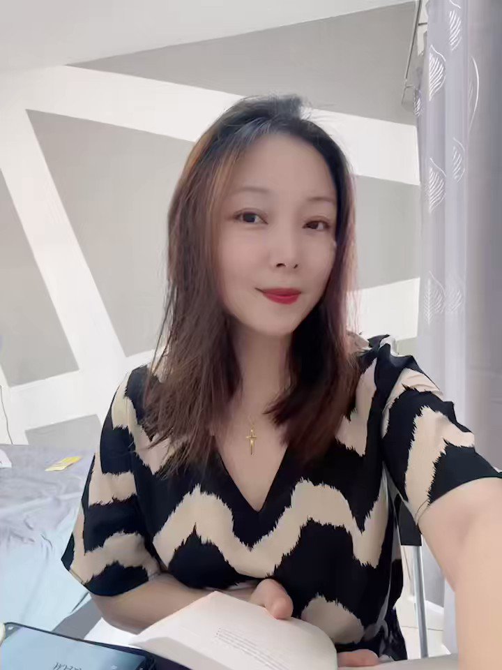 下午读诗。 一边读一边翻译，很烂😂 这里再来一次： 我想念你让头发落下来的方式 她滑落肩头 如同月亮上溢出光来