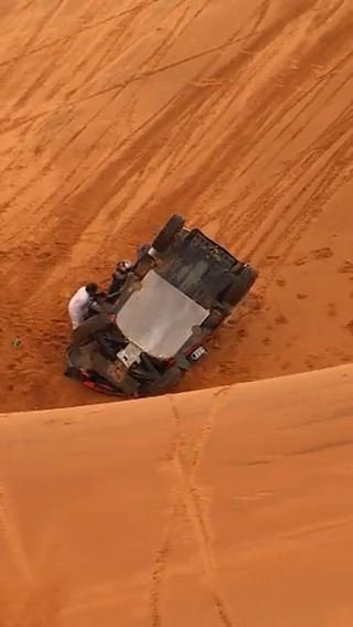 🎥 First footage of Carlos Sainz and Lucas Cruz's crash, after only 6km in the special. 🚗 #Dakar2023