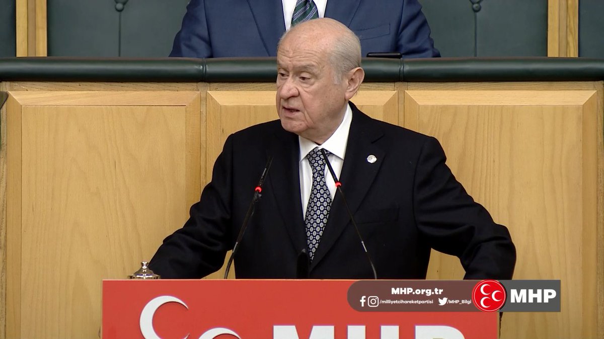 CHP Genel Başkanı Kılıçdaroğlu’na danışmanlık yapan bölücü bir şahsın parti genel merkezinde verdiği bir röportaj sırasında, orada bulunan Türk bayrağını kaldırtması yalnızca skandal değil suçtur, cinayettir, kepazeliktir, bağımsızlığımızın sembolü al bayrağa adice bir hakarettir