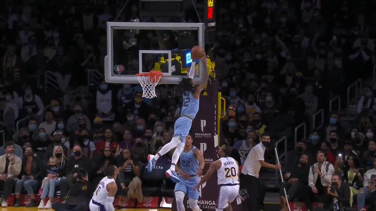 No, no está trucado. Hace un año, Ja Morant se fugaba de la realidad y autografiaba el mejor tapón de la historia de la NBA. 🏀🤯🔥