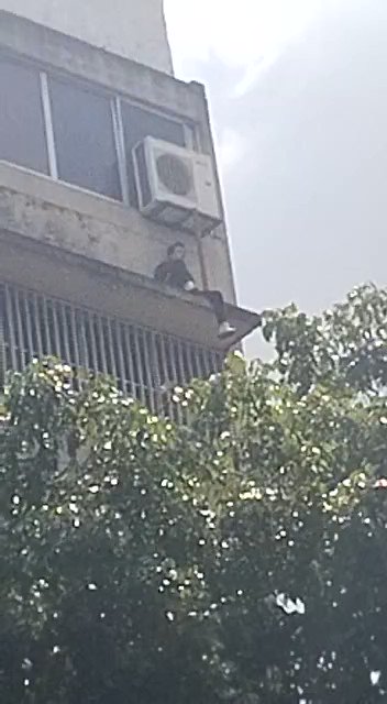#Caracas En Capitolio, un sujeto amenaza con saltar desde un 5to piso desde un edf. Extraoficialmente, se pudo conocer que sería una persona solicitada por el Cicpc y los funcionarios estaban en un procedimiento para detenerlo. El sujeto intentó evadir a los funcionarios y